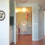 Badrummet med ergonomisk och anpassningsbar inredning.